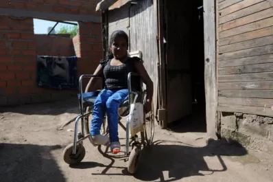 Nació con extraña enfermedad en los huesos, vive en un asentamiento en El Manantial y sueña con tener una casa