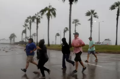 En vivo: el huracán Harvey tocó tierra y golpea con furia a Texas