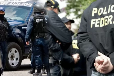 Policías sorprendieron a dos integrantes de una banda narco armando dosis