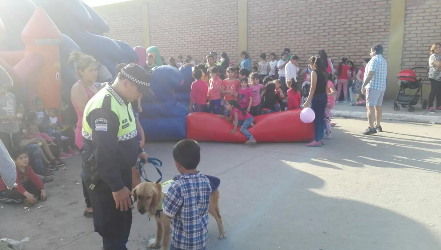 Policías festejando el Día del Niño con los nenes de Villa 9 de Julio.