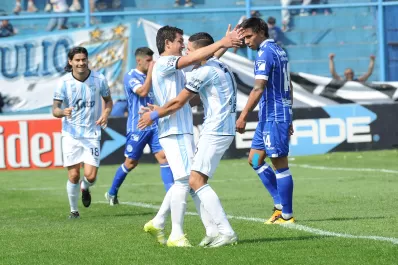 Atlético aprovechó sus chances y ganó en su debut en la Superliga