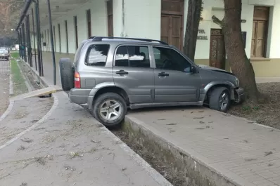 Estrelló su camioneta contra la Jefatura: dijo ser hermano de un intendente y que lo venían persiguiendo