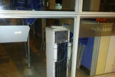 Rompió el vidrio de una heladería para entrar a robar, pero fue atrapado mientras huía