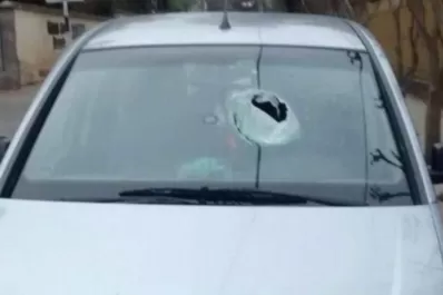 Una piedra rompió el parabrisas de un auto y mató a una nena de dos años