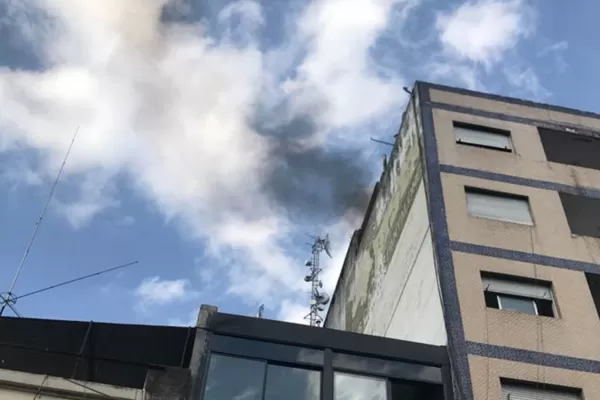 Dos policías sofocaron un incendio en un edificio céntrico