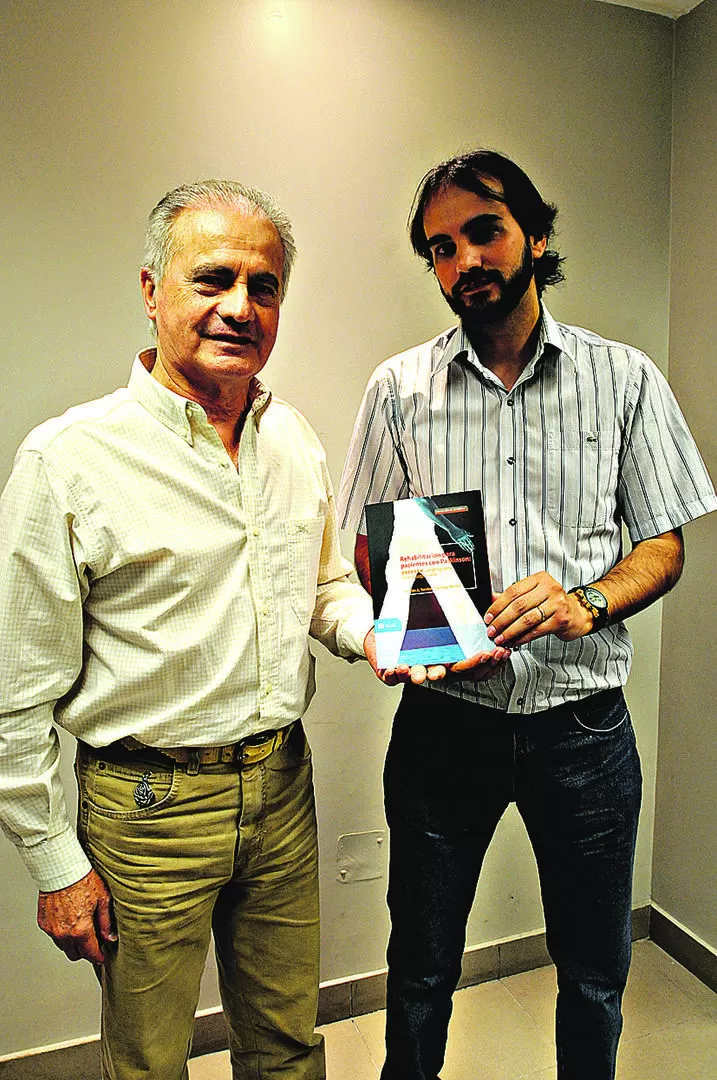 LOS AUTORES. Germán y Santiago Torrens -padre e hijo- con el libro. LA GACETA / FOTO DE JOSÉ NUNO.-