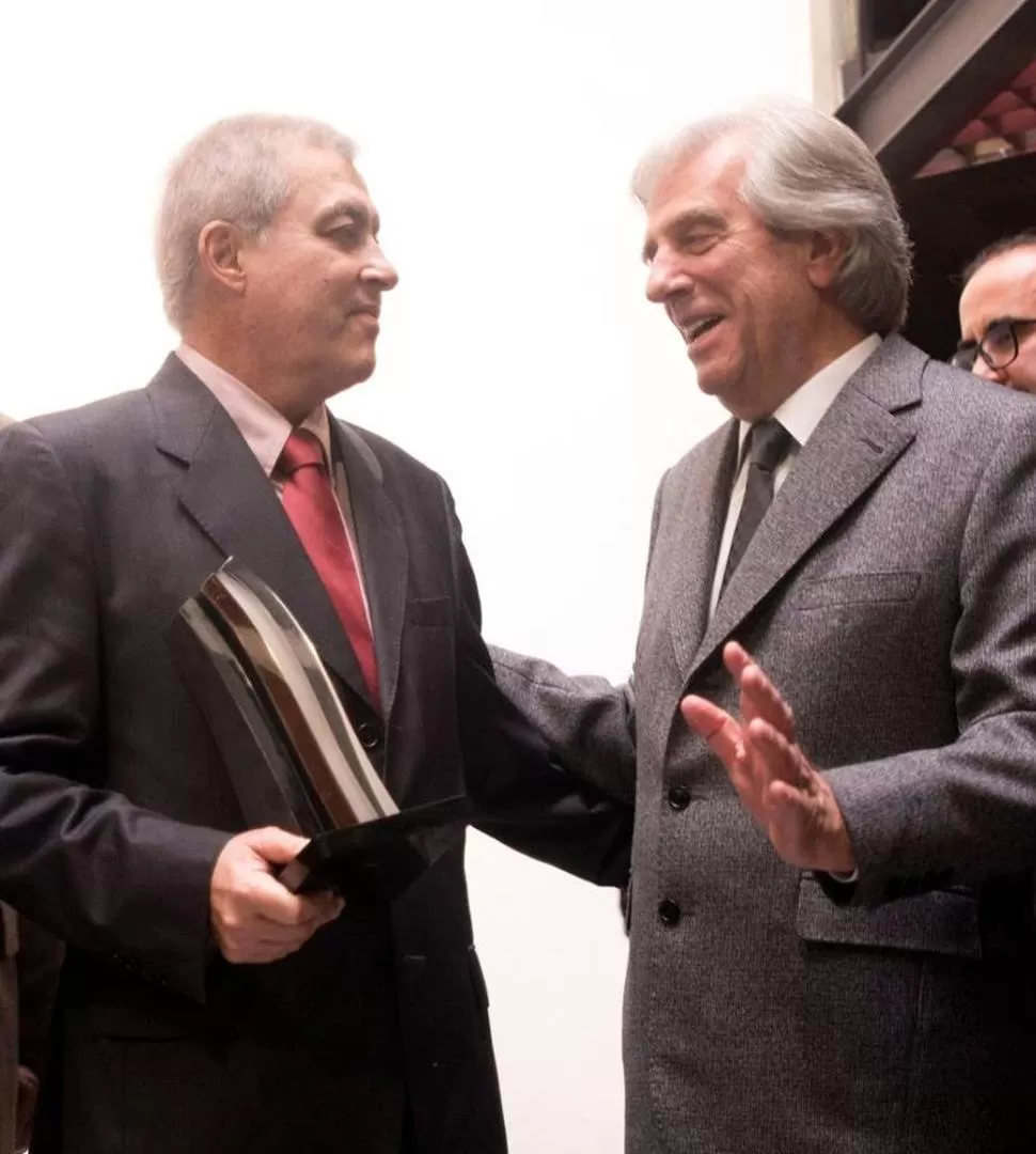 SALUDO FRATERNO. Claudio Paolillo y Tabaré Vázquez, en un momento en el que también se encuentran el oncólogo y el paciente que da pelea al càncer. 