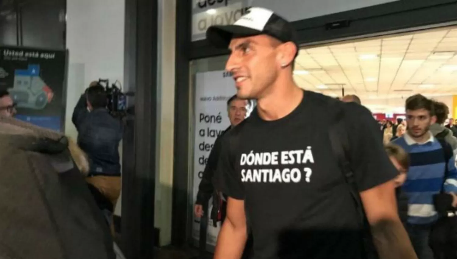 EN EZEIZA. El Patón Guzmán llegó a la Argentina y trajo una remera preguntando por Santiago Maldonado.