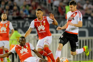 Médicos del Bayer Leverkusen vinieron al país para revisar al goleador Lucas Alario