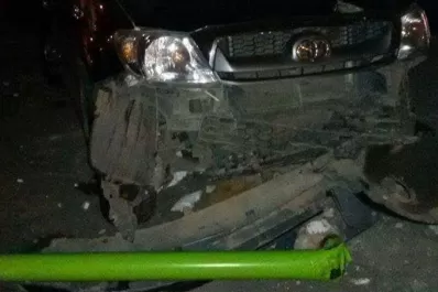 Denuncian que un conductor chocó tres postes, dejó una cuadra entera sin luz y se fugó