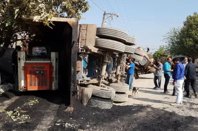 Volcó un camión cargado con asfalto y se metió adentro de una casa