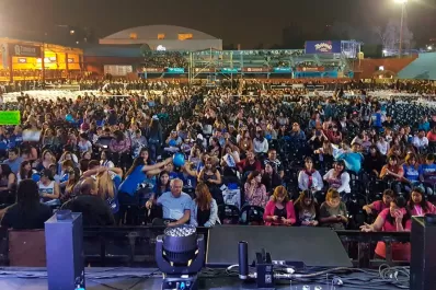 Vendieron empanadas y viajaron en remís desde Catamarca para verlo a Luis Fonsi