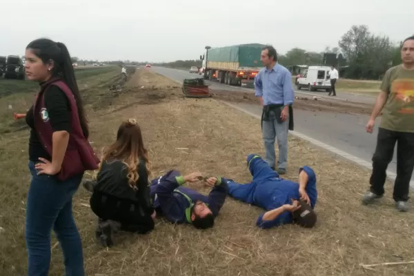 Video: el vuelco de dos camiones casi provoca una tragedia en medio de una procesión