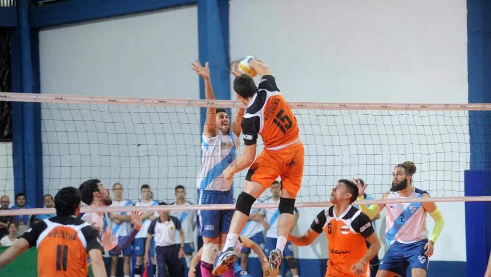 AGUANTE. Arrueta, de Tucumán de Gimnasia, le hace frente en soledad al ataque de García Savino, de Monteros Voley. la gaceta / foto de héctor peralta
