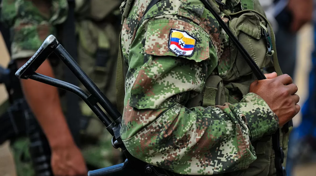 FARC. El escudo que porta un miembro de la guerrilla. FOTO TOMADA DE VISTAZO.COM