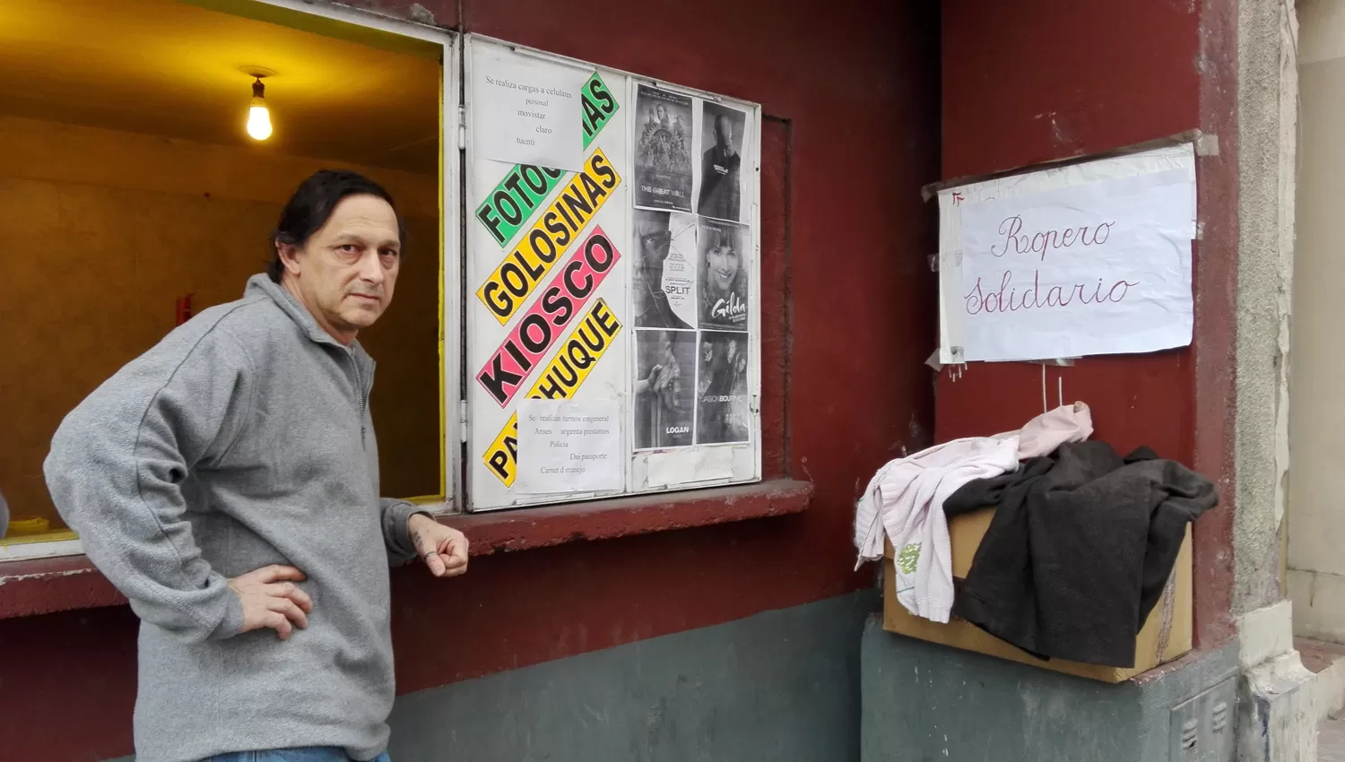 EN UN RINCÓN. Luis expone la ropa para quienes la necesitan. (LA GACETA / MARIANA SEGURA)