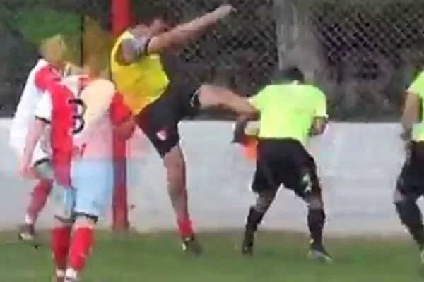 Video: le dio una patada al árbitro en la cara y le provocó una conmoción cerebral