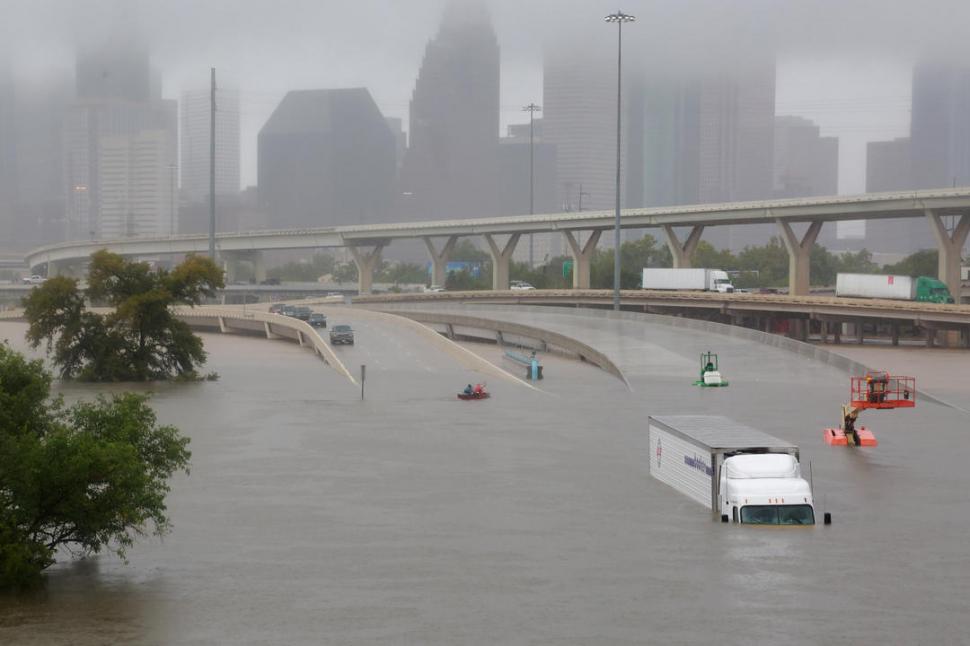 TEXAS. Dramática postal de Houston, donde el agua cubre parte de la autopista interestatal 45 y sumerge camiones y grúas entre otros vehículos. reuters