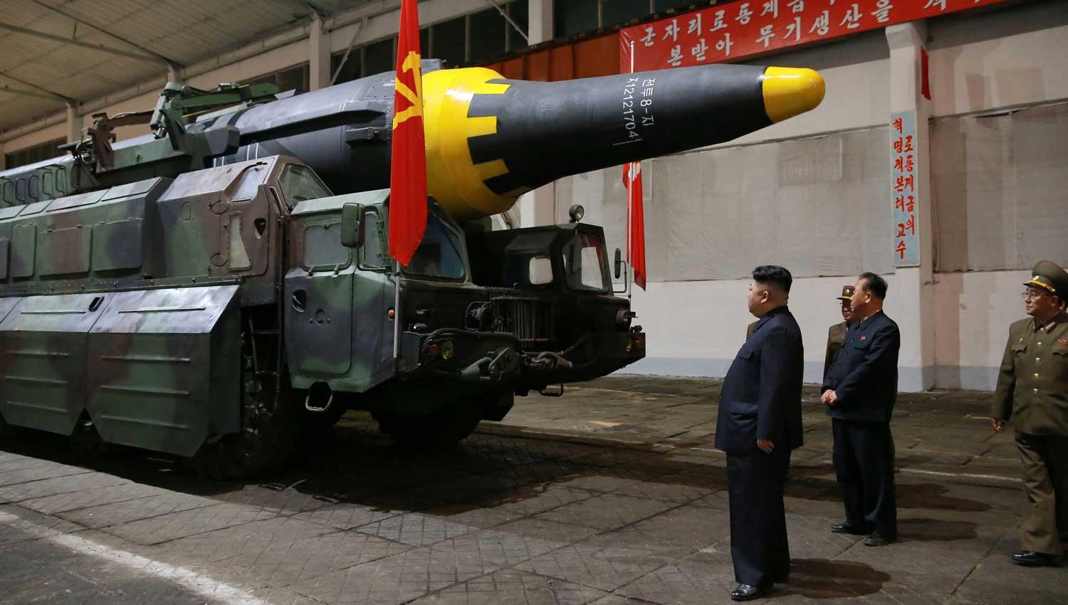 Kim Jong-un mostrando su poder misilístico. REUTERS