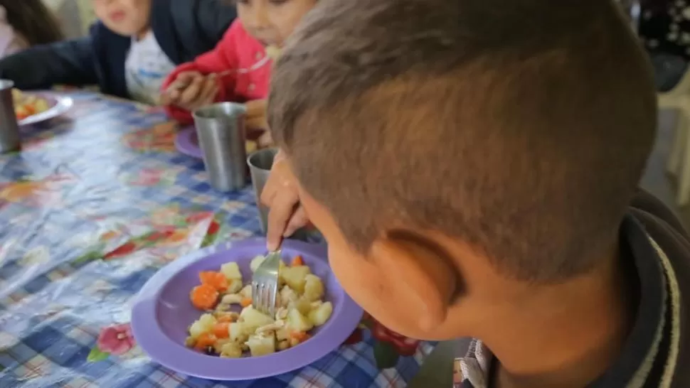 FUNDAMENTAL. Miles de niños de la provincia se alimentan en los comedores. Muchos van con sus padres. LA GACETA TV - PANORAMA TUCUMANO.