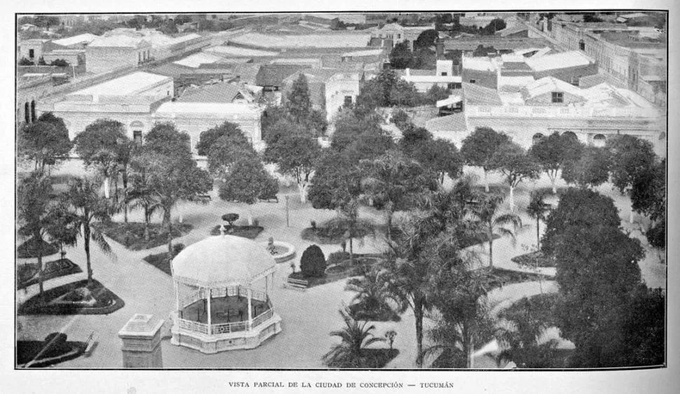 CIUDAD DE CONCEPCIÓN. Una fotografía de la plaza en 1916, publicada en el “Álbum del Centenario”. 