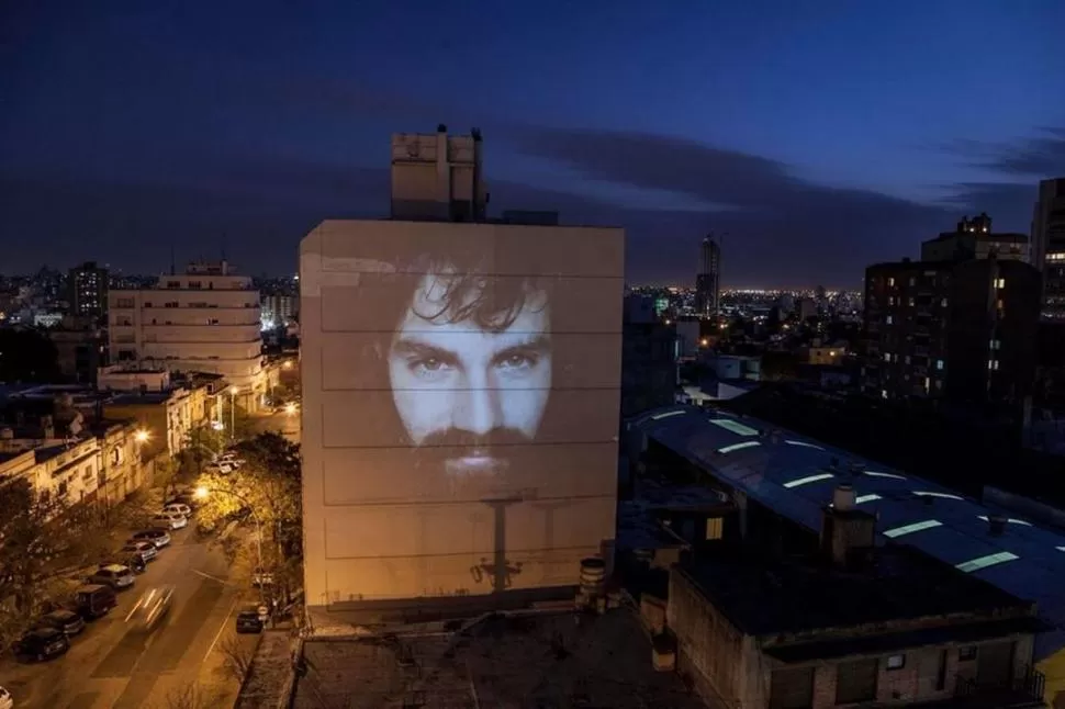 EN CÓRDOBA. El rostro de Maldonado fue reflejado en un edificio como protesta para exigir su aparición. foto de GabrielORGE / twitter