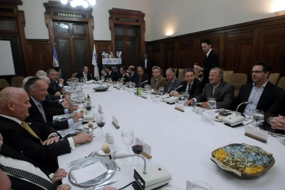 LAS CARTAS EN LA MESA. Los industriales que conducen la UIA compartieron ayer un almuerzo con el ministro de Hacienda, Nicolás Dujovne. Dyn