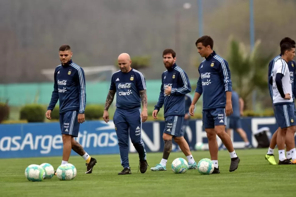 AL POR MAYOR. Sampaoli charla con Icardi, Messi y Dybala, quienes vienen de brillar y anotar goles en sus respectivos clubes. dyn