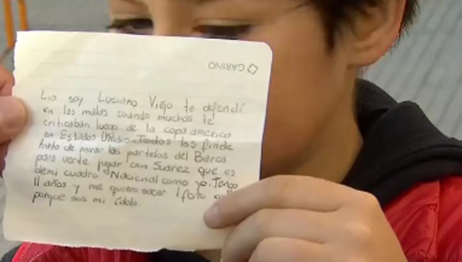 SUEÑO CUMPLIDO. Luciano pudo sacarse una foto con Lio Messi, pero no le entregó la carta que le hizo. FOTO CAPTURA DE VIDEO. 