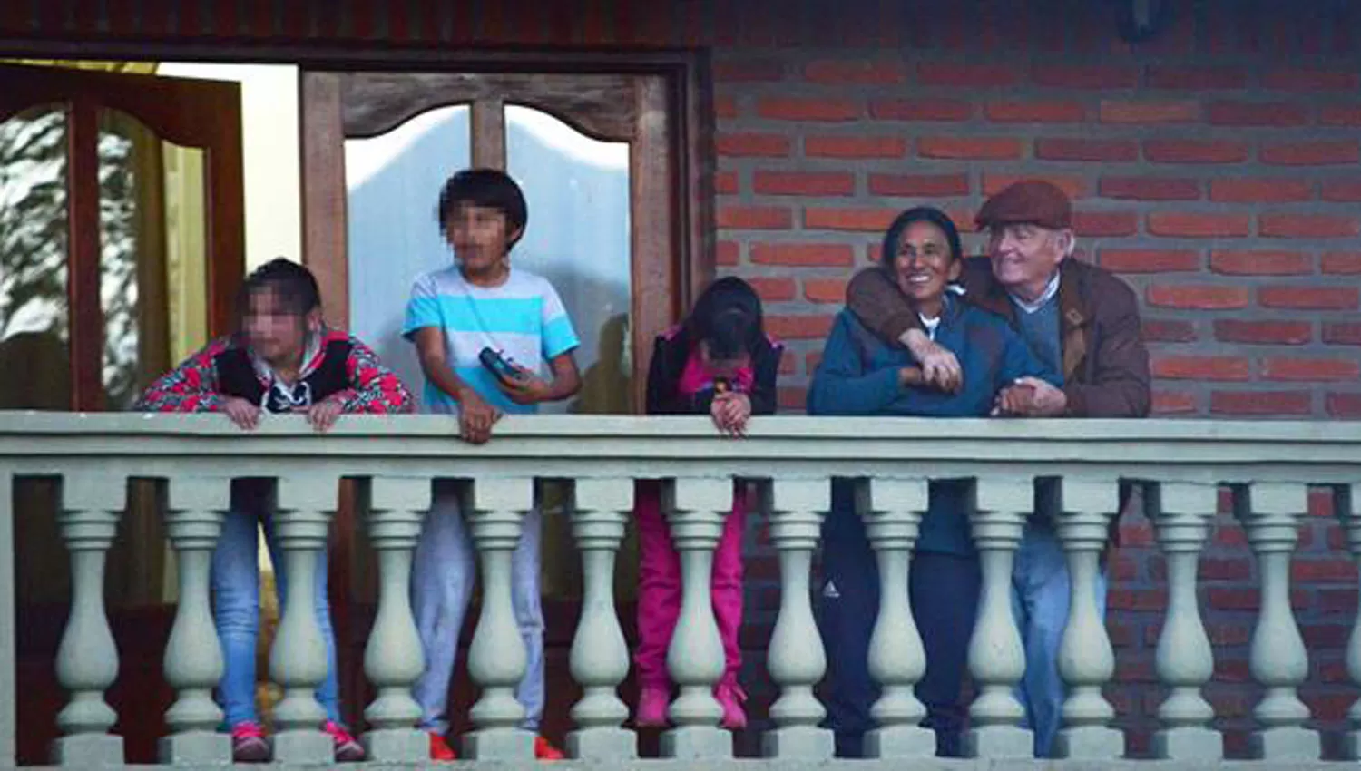 EN EL BALCÓN. Milagro Sala, su marido y sus nietos, en el balcón de la casa donde cumple la prisión domiciliaria. FOTO TOMADA DE LA NACIÓN
