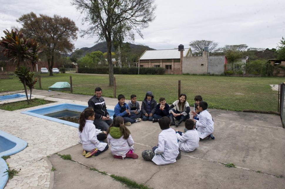 EN CLASE. Rodeados de naturaleza, los alumnos de la escuela Nueva Siembra, ubicada en El Cadillal, aprenden en ronda, con juegos y acertijos. LA GACETA / FOTOS DE JORGE OLMOS SGROSSO.-