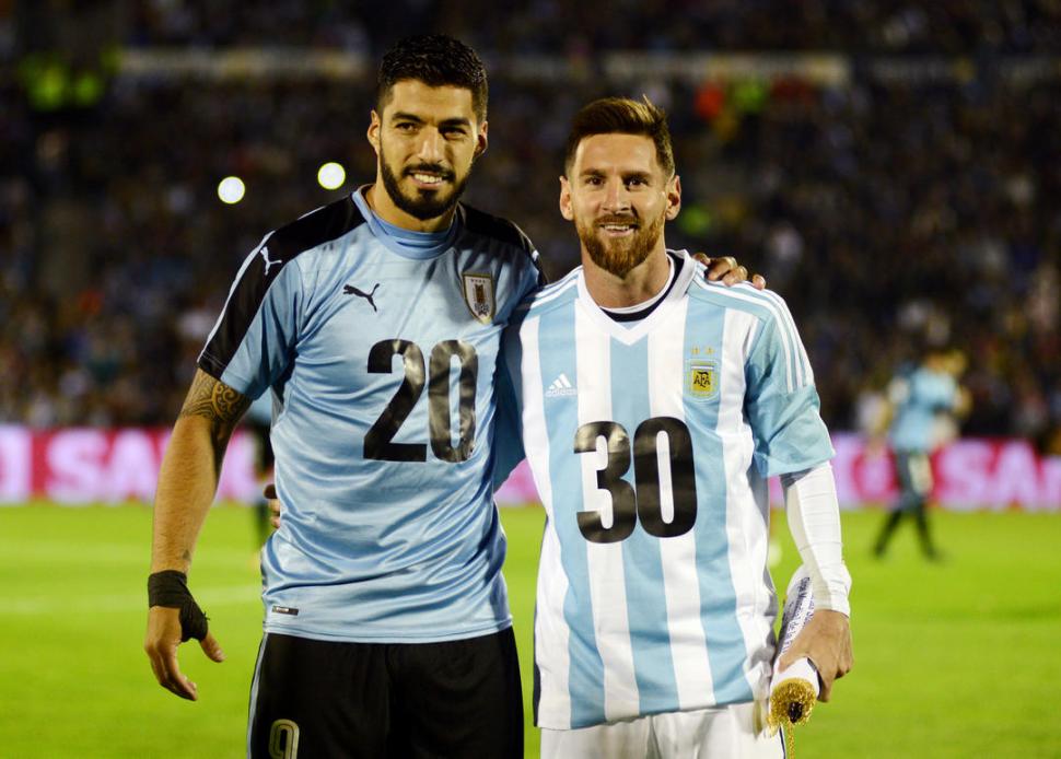 AMIGOS SON LOS AMIGOS. Suárez y Messi presentaron en el Centenario la postulación para organizar el Mundial de 2030. télam