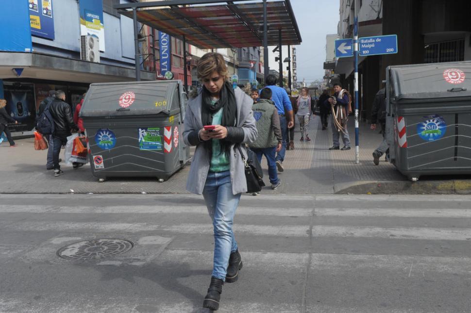 Alto riesgo: cruzar la calle mirando el celular