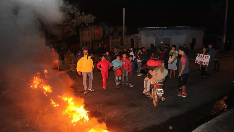 ENFURECIDOS. El barrio SEOC exigió justicia y seguridad tras el crimen. LA GACETA / FOTO DE hector peralta (ARCHIVO)