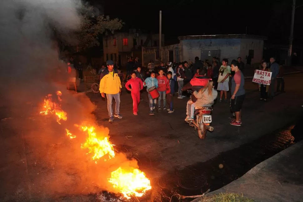 ENFURECIDOS. El barrio SEOC exigió justicia y seguridad tras el crimen. LA GACETA / FOTO DE hector peralta (ARCHIVO)