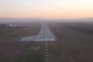 Video desde la cabina: así se vio el aterrizaje del primer avión en la nueva pista de Tucumán