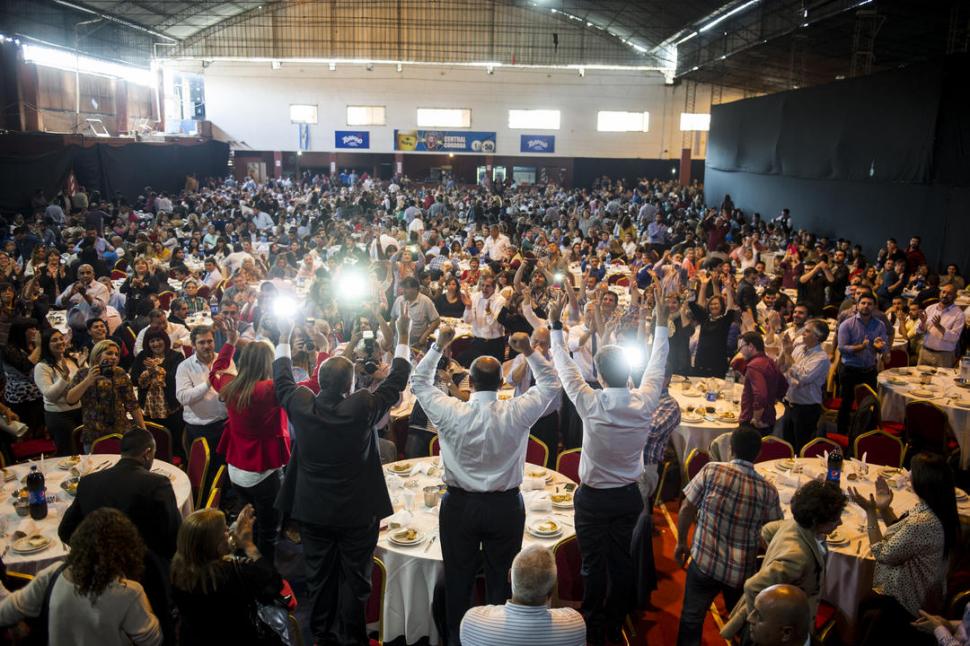FELICES CON JALDO. Manzur y los candidatos a diputado nacional saludan con las manos en alto al público. la gaceta / FOTO DE JORGE OLMOS SGROSSO