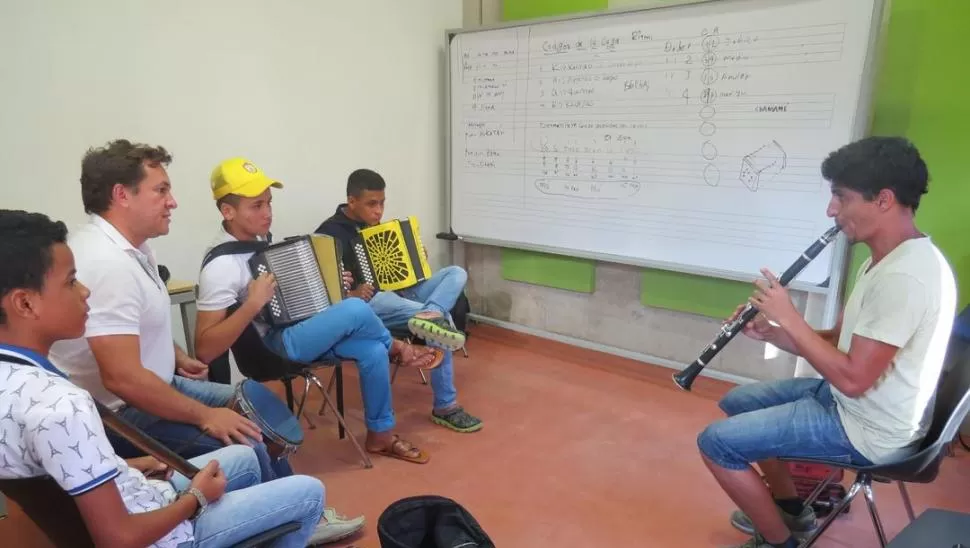 CLASE. El clarinetista José Javier Seco, intercambiando música en Colombia.   