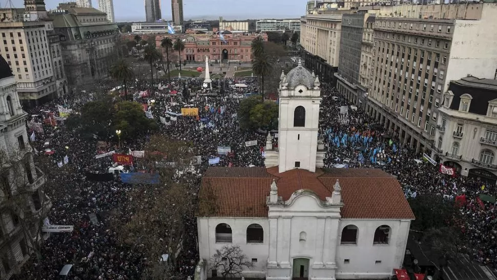 ENTRE LA ROSADA Y EL CABILDO. La concentración de ayer ocupó la histórica Plaza de Mayo y las calles circundantes. fotos de telam
