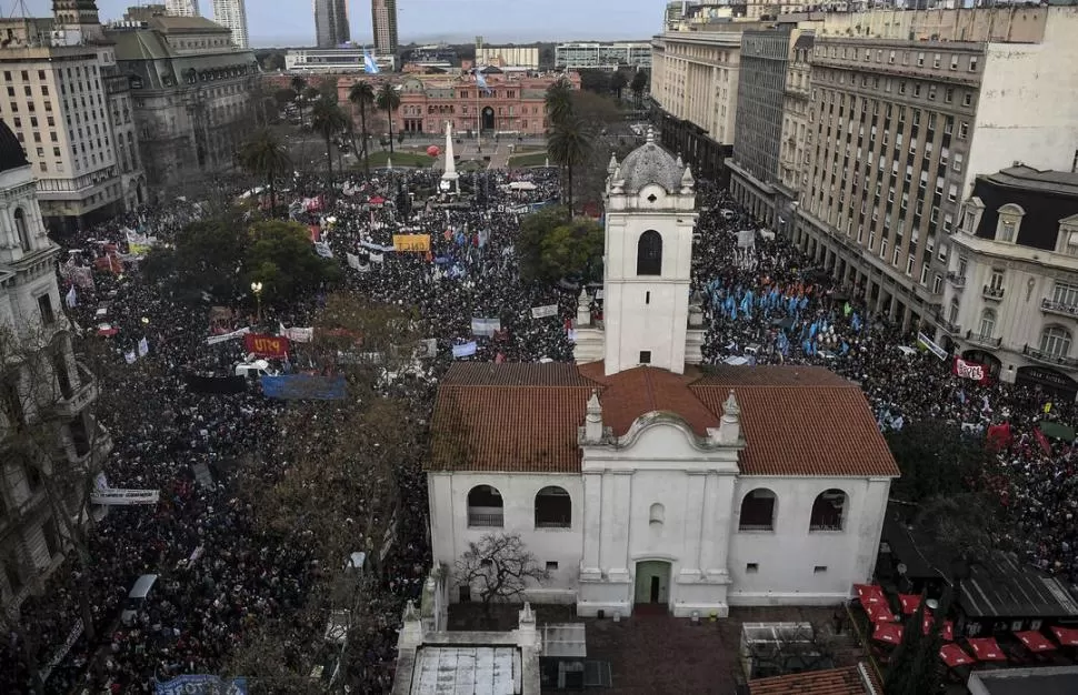 ENTRE LA ROSADA Y EL CABILDO. La concentración de ayer ocupó la histórica Plaza de Mayo y las calles circundantes. fotos de telam