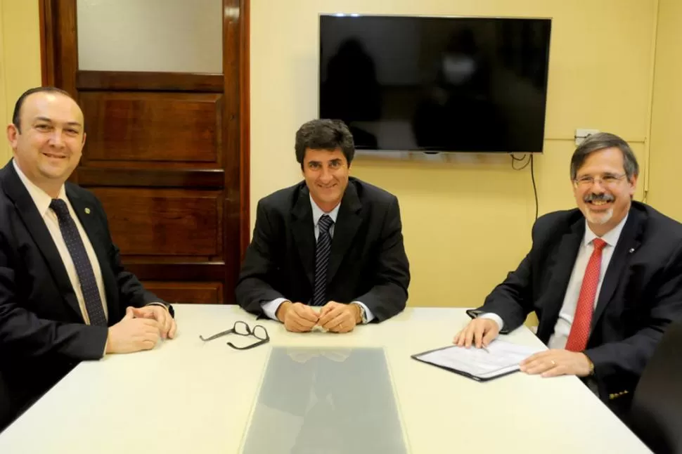 LAS PARTES. El decano Von Büren, el gerente Pochat y el rector López Cruz. LA GACETA / FOTO DE ANALÍA JARAMILLO.-