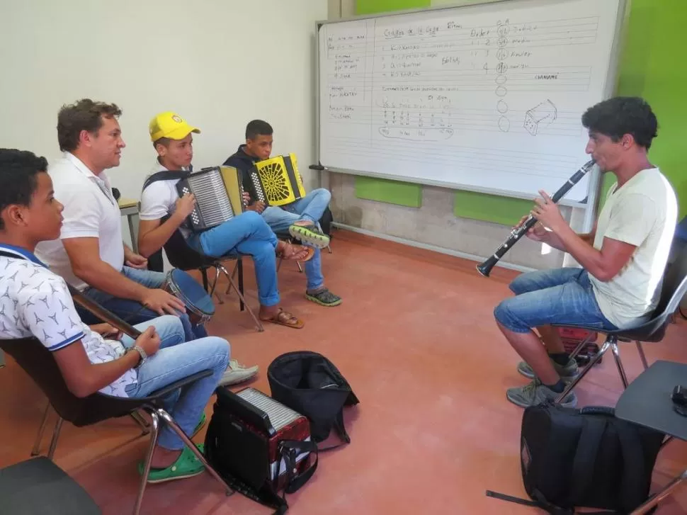 CLASE. El clarinetista José Javier Seco, intercambiando música en Colombia.   
