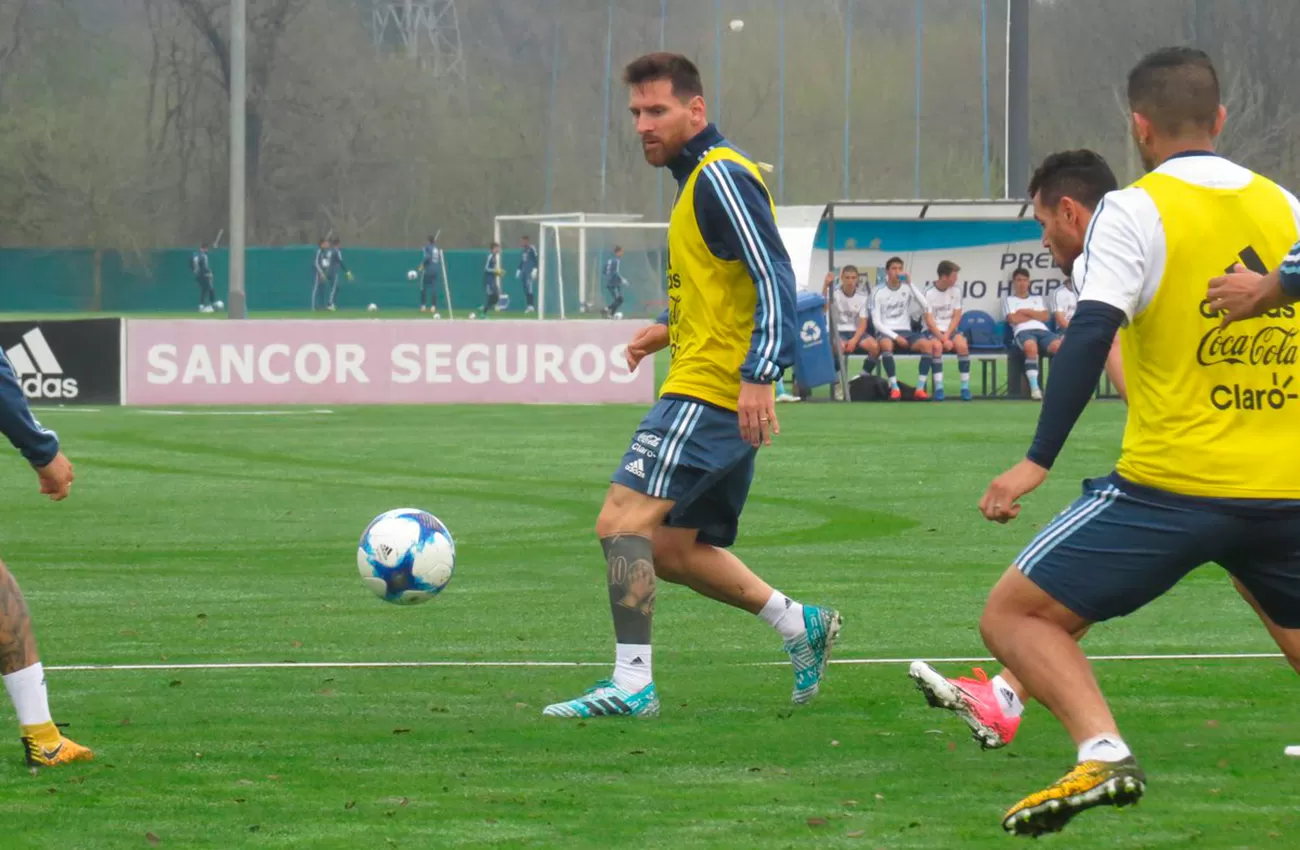 ENTRENAMIENTO. Messi y compañía se movieron bajo las órdenes de Sampaoli. (@ARGENTINA)