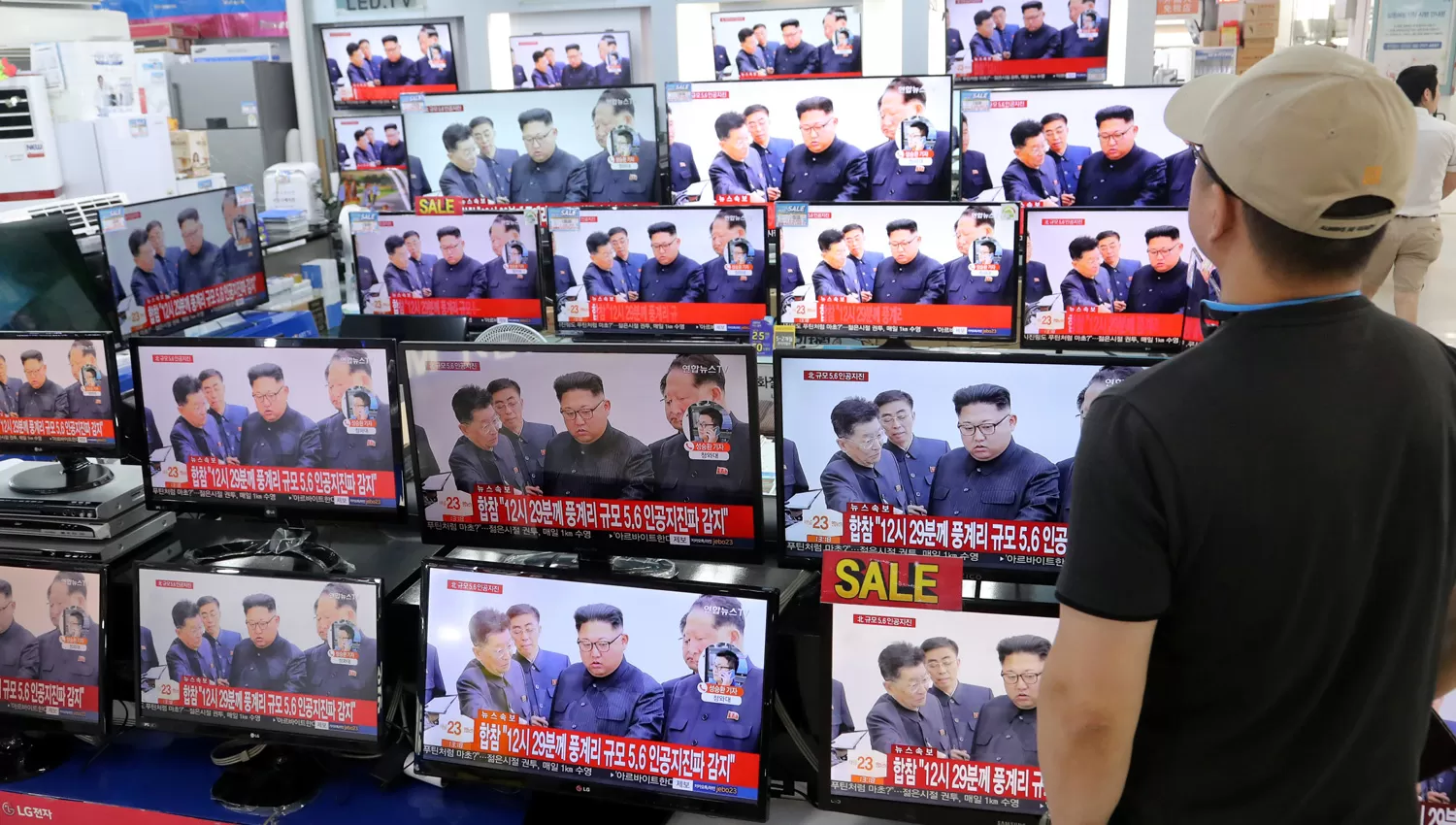 TENSIÓN. La situación de Corea del Norte preocupa a las potencias mundiales pero sobre todo a Seúl, en donde un hombre sigue el noticiero desde una vidriera comercial. REUTERS