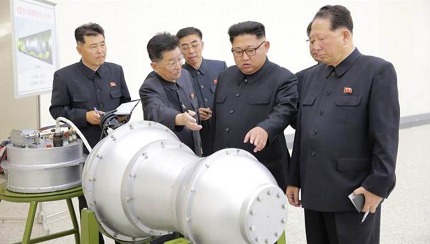 Kim Jong-un (al centro, de anteojos) probó una bomba H y y causó un temblor en China y en Rusia. FOTO TOMADA DE LANACION.COM.AR