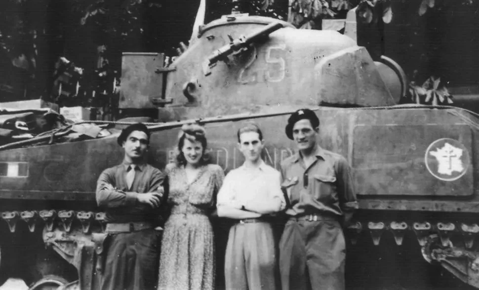 EL DÍA DE LA LIBERACIÓN. En París, aparece Josset a la izquierda, con un camarada y dos jóvenes, junto a su tanque. 