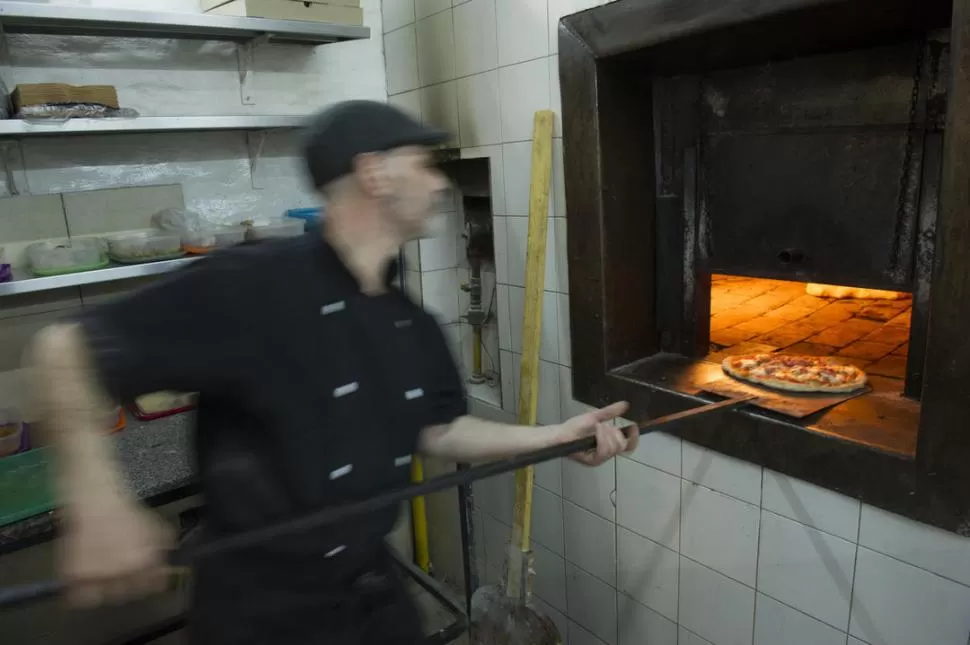 SECRETOS TRANSFERIBLES. Chispa Gutiérrez aprendió a cocinar pizza en Londres con un italiano, quien luego le consiguió una media beca de perfeccionamiento en Bolzano. LA GACETA / FOTOS DE DIEGO ARÁOZ.-
