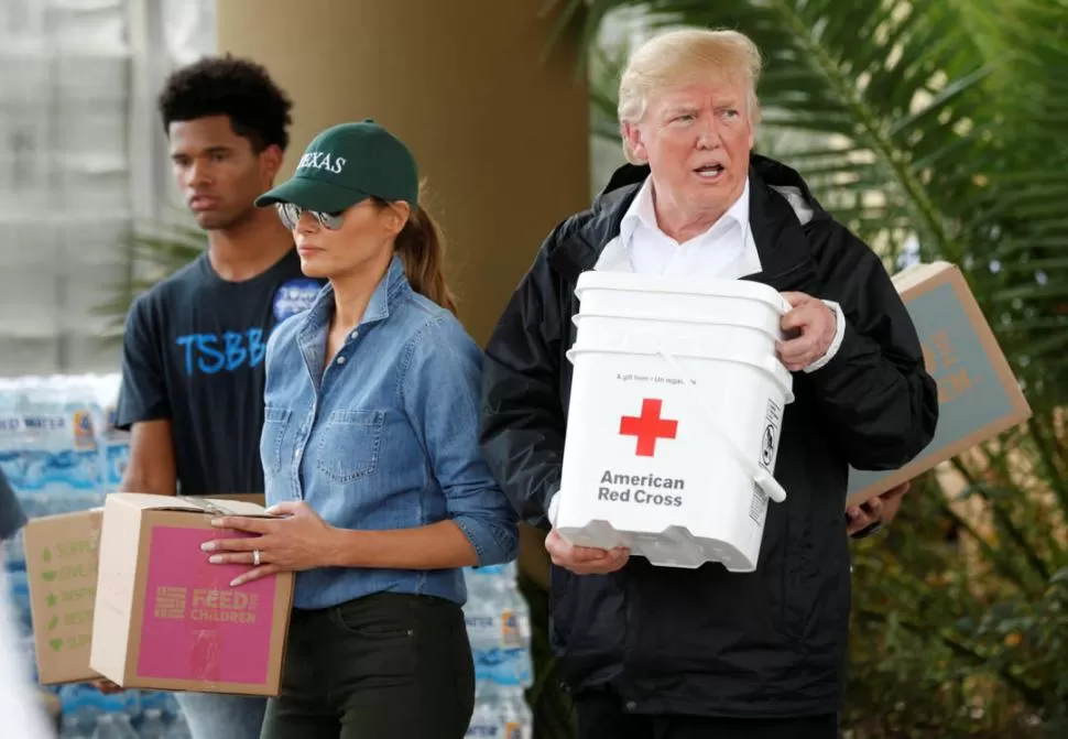 MATRIMONIO PRESIDENCIAL. Melania acompaña a Trump en la entrega de víveres y medicina a evacuados. reuters