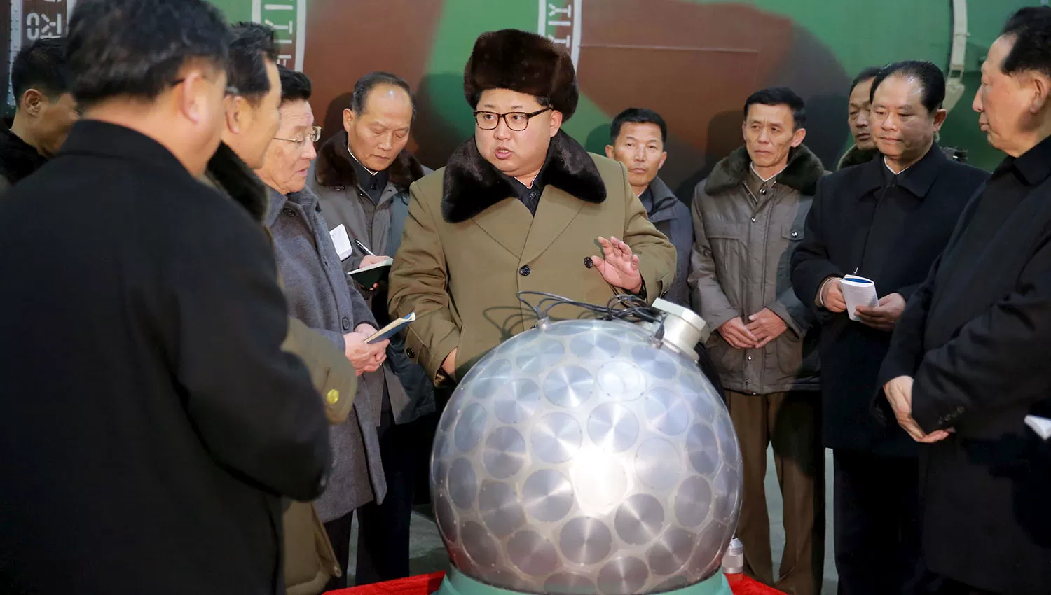 El líder norcoreano, Kim Jong-un, junto con científicos locales. FOTO DE REUTERS. 
