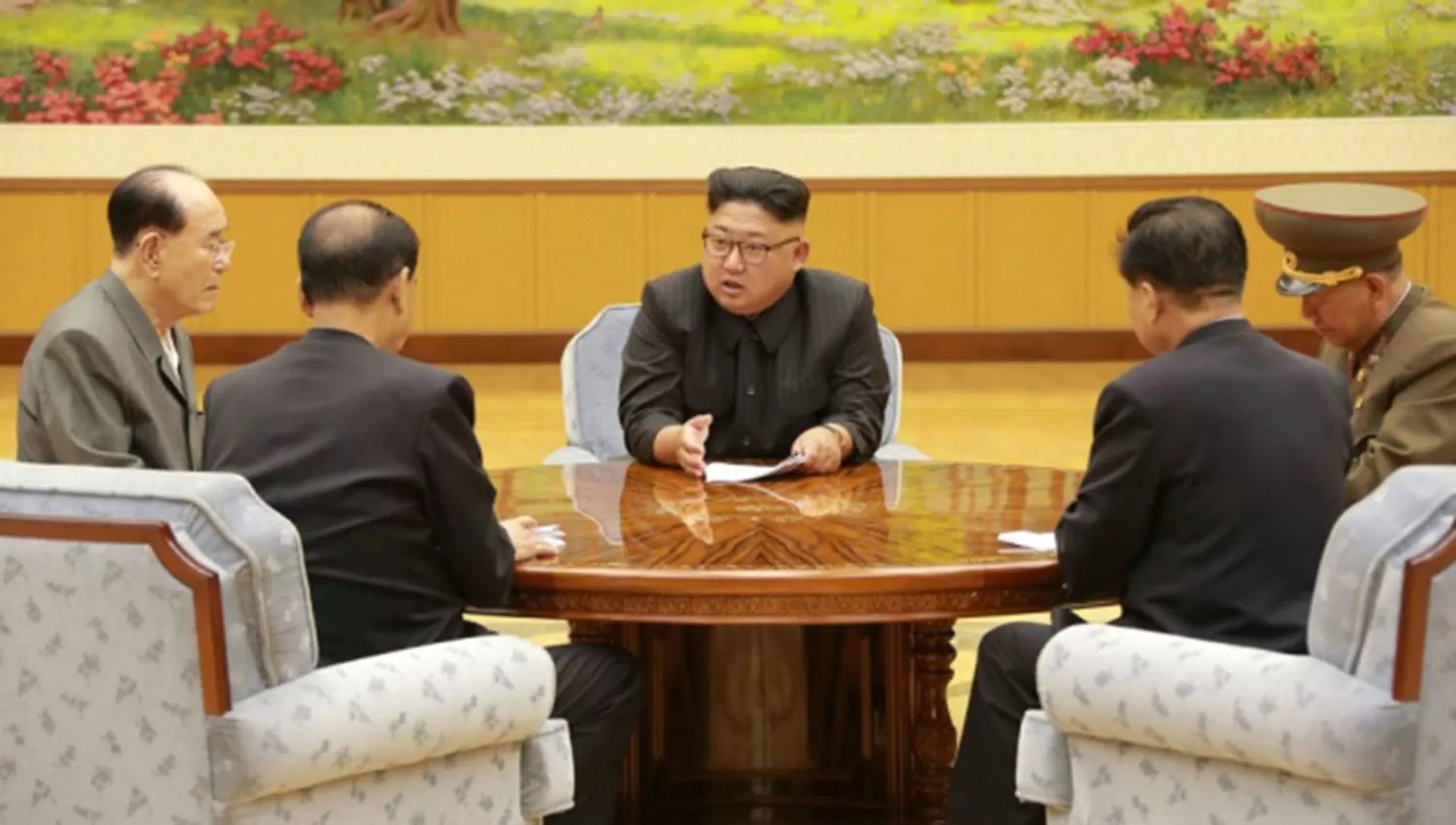 KIM JONG-UN. El líder de Corea del Norte, en una reunión oficial. TÉLAM